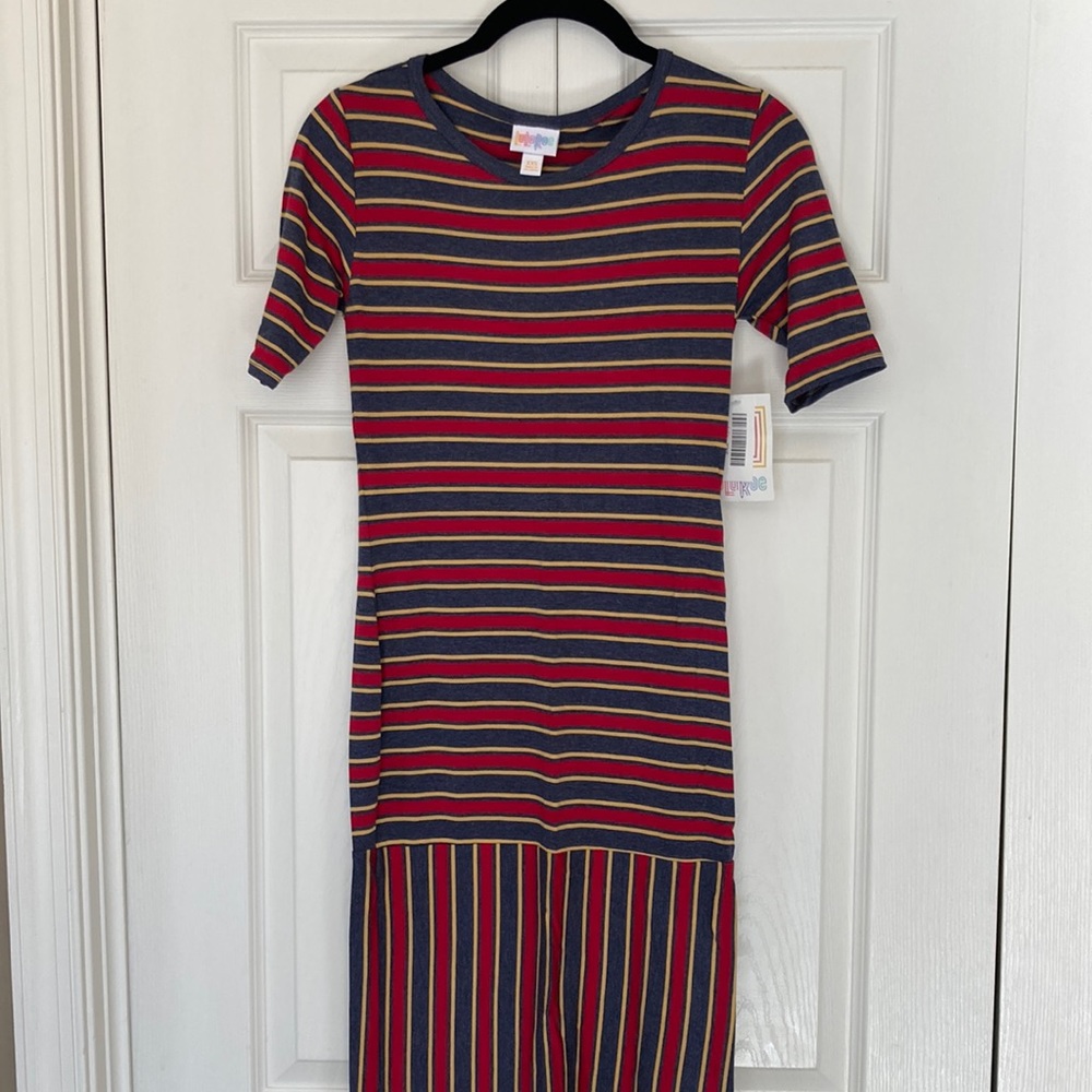 Julia slim fit dress. Falls just below the knees.